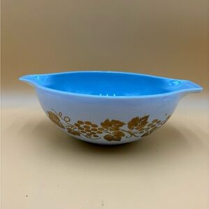 Pyrex 444 Golden Grapes 4 qt bowl white and Delphine blue, blue white